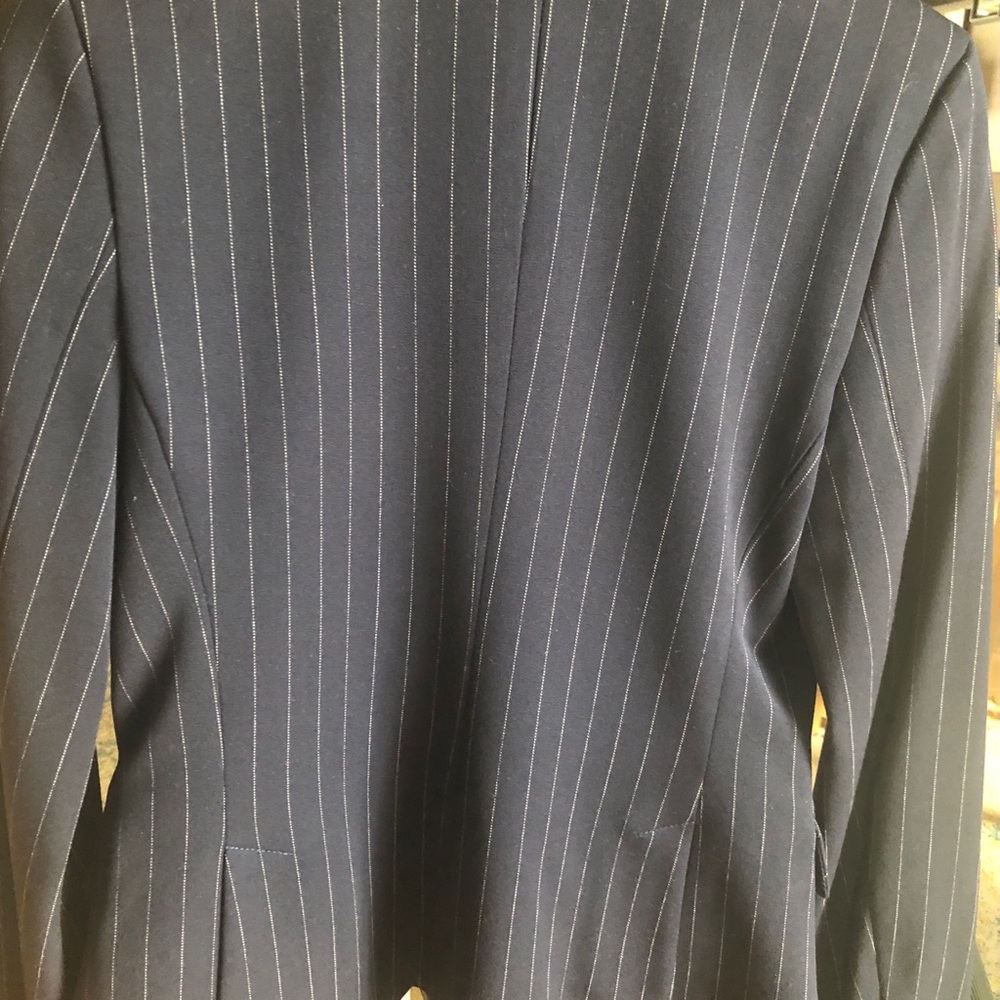 Express Suit - Picture 2 of 11